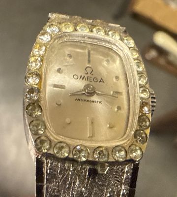 Montre de dame OMEGA, à boitier et bracelet or gris, mouvement mécaniq - Photo 1