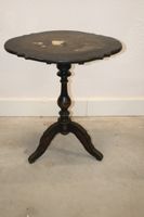Petite table madame en bois noirci, plateau à décor laqué d'…