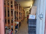 une pièce longue et étroite, avec de nombreuses étagères et bacs