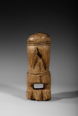 un vieil objet en bois sur lequel est représenté un visage