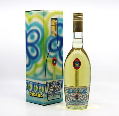 une bouteille d'alcool posée à côté d'une boîte