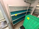 une caisse verte posée sur une étagère dans un magasin