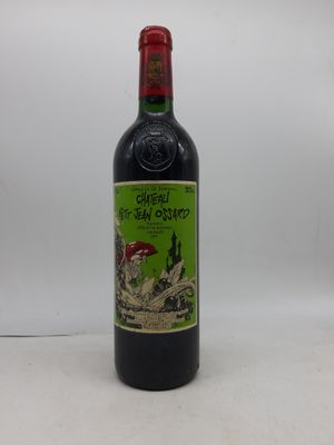 une bouteille de vin posée sur une table blanche