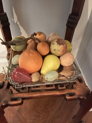 une corbeille de fruits posée sur une chaise près d'un mur