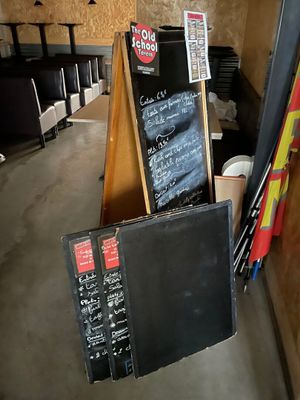 un tableau noir et un tableau à craie dans une salle