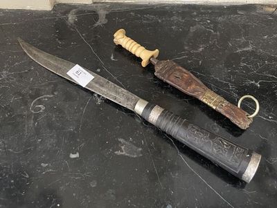 un couteau et un porte-couteau sur une table