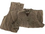 un jean marron pour homme sur fond blanc, avec un fond blanc