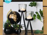 deux bougeoirs avec des bougies posés sur une table