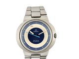 gros plan d'une montre-bracelet avec un cadran bleu