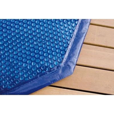 un gros plan sur un tapis bleu posé sur une table en bois