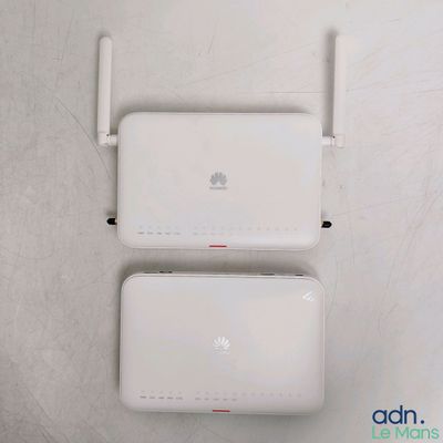 deux routeurs Wi-Fi blancs posés l'un à côté de l'autre sur une table