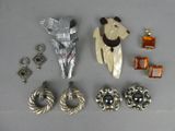 beaucoup de bijoux posés sur la table