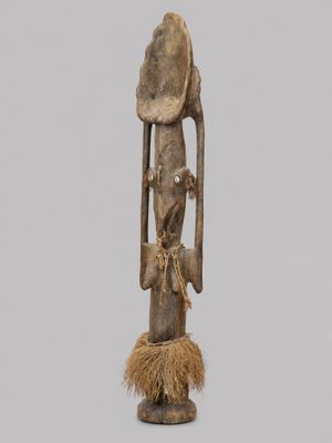 un gros plan d'une statue en bois coiffée d'un chapeau