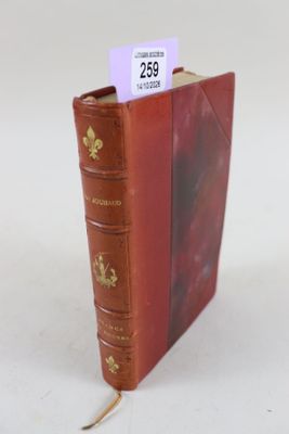 un livre sur lequel est posée une étiquette de prix, posé sur une table