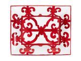 un gros plan d'une assiette rouge et blanche sur fond blanc