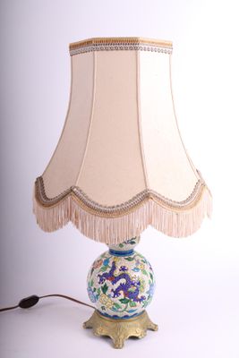 une lampe posée sur une table à côté d'une lampe