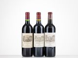 trois bouteilles de vin rouge sont posées côte à côte sur une table