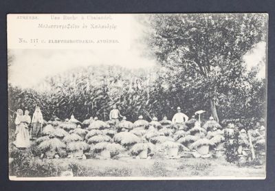 une photo en noir et blanc représentant un groupe de personnes dans un champ avec des moutons