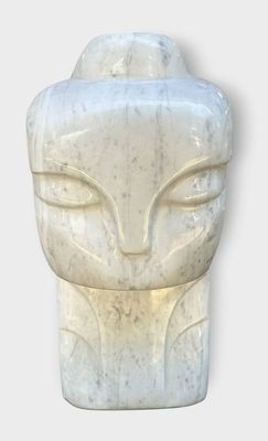sculpture représentant le visage d'une femme, en marbre blanc, sur fond blanc