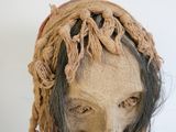 un gros plan sur la tête d'une femme dont le visage est couvert d'un tissu