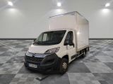 la camionnette blanche est garée sur le sol en damier d'une pièce