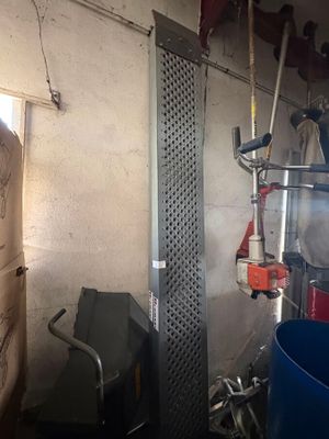 une photo d'un garage avec un seau et des outils