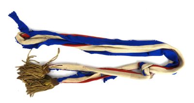 Echarpe tricolore de maire, nombreuses déchirures du tissu, …
