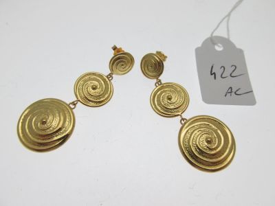 une paire de boucles d'oreilles en or ornées de motifs en spirale