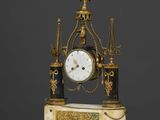 une horloge posée sur une table