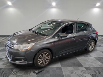 la photo d'une voiture grise garée dans un garage