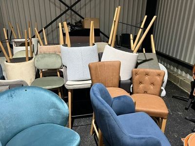 many chairs and chairs that are sitting in a room