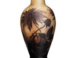 un vase sur lequel est représenté un palmier