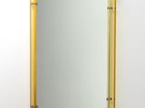 miroir accroché au mur dans une pièce blanche, avec un cadre jaune