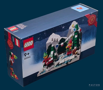 une boîte contenant un coffret Lego représentant un train de Noël