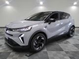 Le nouveau SUV Toyota C-HR 2020 est exposé dans un showroom