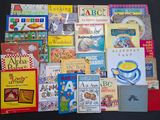 beaucoup de livres pour enfants qui se trouvent sur la table