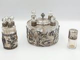 une petite boîte en argent contenant une bougie et un petit bocal en verre