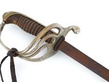 une épée très ancienne exposée sur un socle blanc