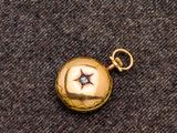l'image d'un cadenas doré avec une étoile à l'intérieur