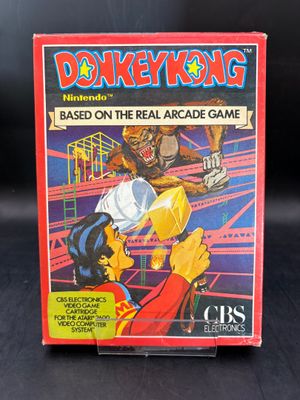 La boîte de Donkey Kong est exposée sur la table.