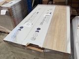 Des caisses en bois sont empilées sur des palettes dans un entrepôt