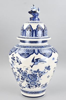 vase bleu et blanc surmonté d'un oiseau