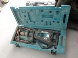 une boîte à outils bleue contenant une perceuse