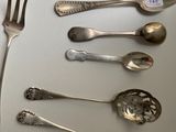 many spoons and spoon spoons on the table