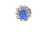 Gros plan sur une bague contenant une pierre bleue