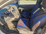 une voiture à deux places avec un sac sur le siège passager