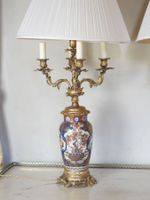 JAPON. Grande paire de lampes en porcelaine à décor Imari de… (photo 2)