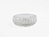 un saladier en verre transparent sur fond blanc, vide