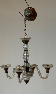 un lustre en verre suspendu au plafond