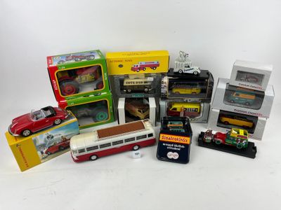 de nombreux types de voitures et de camions sur la table